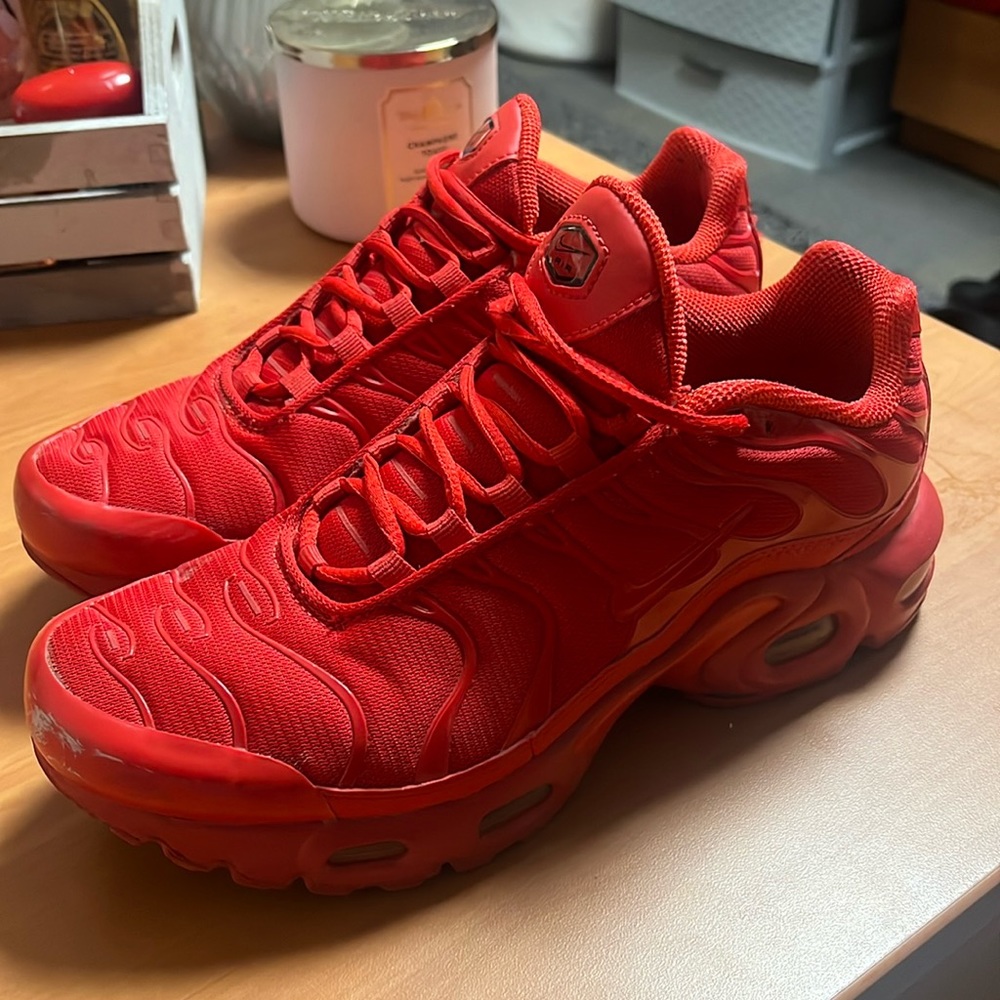 All red Nike air maxes